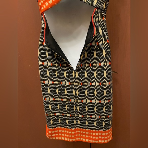 Beautiful sleeveless shift style dress in size 8 with a lovely cut out back. - Picture 8 of 10